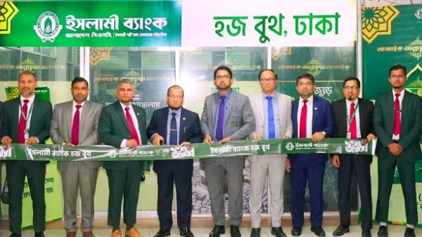 ইসলামী ব্যাংক বাংলাদেশ পিএলসি হজ যাত্রীদের ব্যাংকিং সেবা, প্রয়োজনীয় তথ্য ও উপহারসামগ্রী প্রদানের জন্য ঢাকার আশকোনাস্থ হজক্যাম্পে বিশেষ বুথ চালু করেছে। সম্প্রতি ব্যাংকের ম্যানেজিং ডাইরেক্টর (চলতি দায়িত্ব) মো. ওমর ফারুক খান প্রধান অতিথি হিসেবে এ বুথের উদ্বোধন করেন। এসময় ব্যাংকের ঢাকা নর্থ জোনপ্রধান একেএম মাহবুব মোরশেদ, বিজিনেস প্রমোশন অ্যান্ড মার্কেটিং ডিভিশন প্রধান মো. মজনুজ্জামান ও ব্র্যান্ড অ্যান্ড কমিউনিকেশন ডিভিশন প্রধান নজরুল ইসলামসহ ব্যাংকের কর্মকর্তাবৃন্দ উপস্থিত ছিলেন। ইসলামী ব্যাংক প্রতি বছর আশকোনাস্থ হজক্যাম্পে বুথ স্থাপনের মাধ্যমে হজ যাত্রীদেরকে ব্যাংকিং সেবা, তথ্য ও হজে ব্যবহার উপযোগী উপহারসামগ্রী দিয়ে আসছে। এ বছর হজযাত্রীদের নগদ টাকা বহনের ঝুঁকি ও ঝামেলা এড়াতে ইসলামী ব্যাংক চালু করেছে হজ প্রিপেইড কার্ড। এ কার্ডে সবোর্চ্চ ১২০০ ডলার বা ১ লাখ ৫০ হাজার টাকা লোড করা যাবে। হজযাত্রীরা সৌদি আরবের যেকোনো এটিএম থেকে এ কার্ড ব্যবহার করে সৌদি রিয়াল উত্তোলন ও কেনাকাটা করতে পারবেন। এ কার্ড হজবুথ ছাড়াও ইসলামী ব্যাংকের যেকোনো শাখা-উপশাখা থেকে সংগ্রহ করা যাচ্ছে। এ বুথে বাংলাদেশি টাকার বিনিময়ে সৌদি রিয়াল নগদ সরবরাহ এবং ডেবিট ও খিদমাহ কার্ডে ডলার এন্ডোর্স করে দেওয়া হচ্ছে। হজযাত্রীরা এখানে এটিএম বুথ থেকে নগদ উত্তোলনের সুবিধাও পাচ্ছেন। দিন-রাত ২৪ ঘন্টা ব্যাংকিং সেবা ছাড়াও ব্যাংকের পক্ষ থেকে উপহার হিসেবে হজ পালনের নিয়মাবলী ও প্রক্রিয়া সম্পর্কে সচেতন করতে বিভিন্ন তথ্য সম্বলিত লিফলেট ও হজ গাইডলাইন প্রদান করা হচ্ছে।