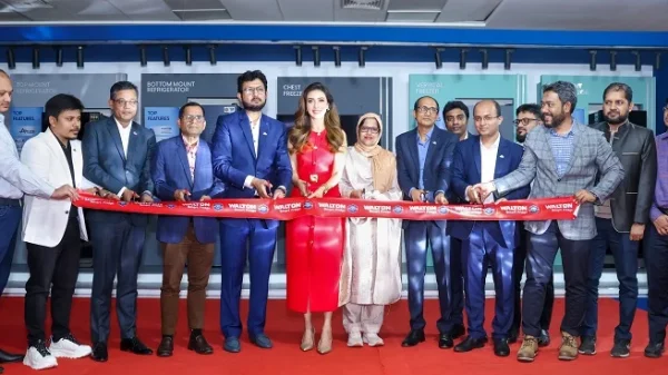 ঈদ উপলক্ষ্যে আইওটি, এআই বা কৃত্রিম বুদ্ধিমত্তাসহ বিশ্বের সর্বাধুনিক স্মার্ট প্রযুক্তি ও ফিচার সমৃদ্ধ ৭টি নতুন মডেলের ফ্রিজ উন্মোচন করলো বাংলাদেশের নাম্বার ওয়ান রেফ্রিজারেটর ব্র্যান্ড ওয়ালটন। নতুন মডেলের এসব ফ্রিজের মধ্যে রয়েছে 8in1 কনভার্টিবল মোডের ডলবি সাউন্ডযুক্ত এন্ড্রয়েড অপারেটিং ২১.৫ ইঞ্চি ডিসপ্লের স্মার্ট রেফ্রিজারেটর, আইওটি ও এআই ডক্টরসহ সর্বাধুনিক ফিচারের থ্রি-ডোরের সাইড বাই সাইড মডেলের স্মার্ট রেফ্রিজারেটর, ইনভার্টার টেকনোলজির কনভার্টিবল মোড সমৃদ্ধ রিভার্সিবল ডোর মডেল, ওয়াটার ডিস্পেনসারের বটম ও মাউন্টেড মডেল, ডিজিটাল কন্ট্রোল ডিসপ্লের সেমি নো-ফ্রস্ট মডেলের রেফ্রিজারেটরসহ স্লিম ডিজাইনের ফ্রিজার। বৃহস্পতিবার রাজধানীর বসুন্ধরায় ওয়ালটন করপোরেট অফিসে আয়োজিত ‘মেগা লঞ্চ ২০২৫’ শীর্ষক এক জমকালো অনুষ্ঠানে ওই সব নতুন মডেলের ফ্রিজ উন্মোচন করেন ওয়ালটন ফ্রিজের ব্র্যান্ড অ্যাম্বাসেডর জনপ্রিয় অভিনেত্রী বিদ্যা সিনহা মীম। এ সময় উপস্থিত ছিলেন ওয়ালটন হাই-টেক ইন্ডাস্ট্রিজ পিএলসি’র অ্যাডিশনাল ম্যানেজিং ডিরেক্টর (এএমডি) ও চিফ ফিন্যান্সিয়াল অফিসার মো. জিয়াউল আলম, এফসিএ, আইসিএইডব্লিউ, এএমডি নজরুল ইসলাম সরকার ও ইভা রিজওয়ানা, ডেপুটি ম্যানেজিং ডিরেক্টর মফিজুর রহমান, ওয়ালটন হাই-টেকের বিজনেস কো-অর্ডিনেটর (রেফ্রিজারেটর) মো. শাহজালাল হোসেন লিমন, চিফ মার্কেটিং অফিসার জোহেব আহমেদ, ফ্রিজের চিফ বিজনেস অফিসার (সিবিও) মো. তাহসিনুল হক, ডেপুটি সিবিও মো. জহির হাসান, ওয়ালটনের সিনিয়র এক্সিকিউটিভ ডিরেক্টর আমিন খান, ওয়ালটন ফ্রিজের প্রোডাক্ট ম্যানেজার শহীদুল ইসলাম, ব্র্যান্ড ম্যানেজার মোস্তাফিজুর রহমান, ওয়ালটন ফ্রিজের রিসার্চ অ্যান্ড ইনোভেশন (আরঅ্যান্ডআই) সেন্টারের প্রধান আজমল ফেরদৌস বাপ্পী প্রমুখ। অনুষ্ঠান সঞ্চালনা করেন জনপ্রিয় উপস্থাপিকা নীল হুরেজাহান। অনুষ্ঠানে ওয়ালটন ফ্রিজের সিবিও মো. তাহসিনুল হক বলেন, গ্রাহকের হাতে বিশ্বের সর্বাধুনিক ও উদ্ভাবনী প্রযুক্তির পণ্য তুলে দিতে সামর্থ্যরে সবটুকু দিয়ে প্রতিনিয়ত গবেষণা চালাচ্ছে ওয়ালটনের গবেষণা ও উদ্ভাবন (আরএন্ডআই) টিমের প্রকৌশলীরা। তাদের অক্লান্ত পরিশ্রমের ফলে আমরা বিশ্বের সর্বাধুনিক উদ্ভাবনী ডিজাইন, প্রযুক্তি ও ফিচারের নতুন নতুন মডেলের ফ্রিজ গ্রাহকদের হাতে তুলে দিতে সক্ষম হচ্ছি। তিনি জানান, ওয়ালটনের নতুন মডেলের ফ্রিজে ব্যবহার করা হয় এআই, আইওটিসহ বিশ্বের সর্বাধুনিক স্মার্ট প্রযুক্তি ও ফিচার। যা বিশ্বের সকল আধুনিক ফ্রিজে ব্যবহৃত হয়। এর মধ্যে দিয়ে হাই-টেক রেফ্রিজারেটর উৎপাদন ও বিপণনে নতুন যুগে প্রবেশ করলো বাংলাদেশ। সেইসঙ্গে নিজস্ব প্রযুক্তিগত উৎকর্ষতা ও সক্ষমতায় আরো এক অনন্য নজির সৃষ্টি করলো ওয়ালটন। ওয়ালটনের নতুন মডেলের ফ্রিজের মধ্যে রয়েছে ৬২০ লিটার ধারণক্ষমতার ‘বিগ ডিসপ্লে’ স্মার্ট রেফ্রিজারেটর। এতে রয়েছে খুবই উন্নত ভিউ অ্যাঙ্গেলের ২১.৫ ইঞ্চি এন্ড্রয়েড ডিসপ্লে এবং স্টেরিও সাউন্ড সিস্টেম। এতে গ্রাহকেরা এন্ড্রয়েড স্মার্ট ফোনের ফিচারসহ ইউটিউব ব্রাউজিং, অনলাইন গ্রোসারি শপিং, অফলাইন ভিডিও ও অডিও, ইন্টারনেট ব্রাউজিং, সেলফি ক্যামেরা, ওয়েদার আপডেট ইত্যাদি মাল্টিমিডিয়ার সকল ফাংশন পাবেন। ওয়ালটনের নতুন মডেলের এই ফ্রিজে রয়েছে মেটাল ও ডুয়ো কুলিং সেটিংস। এই ফ্রিজে ব্যবহৃত এমএসও (ম্যাট্রিক্স স্পিড অপটিমাইজেশন) প্লাস ইনভার্টার টেকনোলজি বাইরের তাপমাত্রা অনুযায়ী স্বয়ংক্রিয়ভাবে সবচেয়ে কম বিদ্যুৎ খরচে ফ্রিজের অভ্যন্তরীণ সর্বোচ্চ কুলিং পারফরমেন্স নিশ্চিত করবে। 8in1 কনভার্টিবল মোডের এই ফ্রিজের রেফ্রিজারেটর ও ফ্রিজার কম্পার্টমেন্টের কুলিং পারফরমেন্স গ্রাহক তার পছন্দমত সেট করতে পারবেন। এতে বিদ্যুৎ খরচ হবে অনেক কম। এসব ফ্রিজ নিশ্চিত করবে ভাইরাস ও ব্যাকটেরিয়ামুক্ত স্বাস্থ্যকর ফ্রেস খাবার। ওয়ালটনের নতুন মডেলের ৫৬০ লিটার ধারণক্ষমতার থ্রি-ডোর স্মার্ট রেফ্রিজারেটরে ব্যবহার করা হয়েছে এমএসও ইনভার্টার টেকনোলজি, ডুয়েল টেম্পারেচার কন্ট্রোলসহ হলিডে, টারবো ও সুপার মোড কুলিং সেটিংস। এই সব ফ্রিজে সংযোজন করা রয়েছে নিজস্ব উদ্ভাবিত ‘এআই ডক্টর’ ফিচার। বাংলাদেশে ওয়ালটনই প্রথম আইওটি স্মার্ট ফ্রিজ এই আর্টিফিশিয়াল ইন্টেলিজেন্স ফিচার সংযোজন করেছে। আর্টিফিশিয়াল ইন্টেলিজেন্ট এই ফিচার গ্রাহকের বাসায় ব্যবহৃত ওয়ালটন স্মার্ট ফ্রিজের কুলিং পারফরমেন্স, সেন্সরসহ অন্যান্য কম্পোনেন্টস এ কোনো সমস্যা হলে তা স্বয়ংক্রিয়ভাবে শনাক্ত করে তৎক্ষনাৎ নিজেই সমাধানের চেষ্টা করবে। যদি তা না পারে, সঙ্গে সঙ্গে গ্রাহকের বাসার নিকটস্থ সার্ভিস সেন্টারে নোটিফিকেশন পাঠিয়ে দিবে। নোটিফিকেশন পাওয়ার সঙ্গে সঙ্গে কাস্টমার কেয়ার সার্ভিসের প্রতিনিধি গ্রাহকের সাথে যোগাযোগ করে বাসায় গিয়ে সমস্যা সমাধান করে দিবে। ফলে গ্রাহক ফ্রিজের কোন অস্বাভাবিকতা বোঝার অনেক আগেই পেয়ে যাবেন প্রয়োজনীয় বিক্রয়োত্তর সেবা। এছাড়াও এআইওটি ফিচার সমৃদ্ধ এই ফ্রিজ গ্রাহকেরা স্মার্টফোনের মাধ্যমে বিশ্বের যেকোনো প্রান্ত থেকে পরিচালনা করতে পারবেন। এছাড়াও ওয়ালটনের নতুন মডেলের ফ্রিজের মধ্যে রয়েছে ৩৪৩ ও ৩০৮ লিটার ধারণক্ষমতার ইনভার্টার টেকনোলজির কনভার্টিবল মোড সমৃদ্ধ রিভার্সিবল ডোরের রেফ্রিজারেটর, ২৬৮ লিটারের ‘ওয়াটার ডিসপেন্সার’ মডেলের রেফ্রিজারেটর, ৩৪৮ লিটারের ইন্টেলিজেন্ট ইনভার্টার টেকনোজির সেমি নো ফ্রস্ট মডেলের রেফ্রিজারেটর এবং স্লিম ডিজাইনের ডিজিটার কন্ট্রোল ডিসপ্লে সমৃদ্ধ ২১০ লিটারের ফ্রিজার। ওয়ালটন ফ্রিজ আরঅ্যান্ডআই সেন্টারের প্রকৌশলীরা জানান, নতুন মডেলের ফ্রিজগুলোতে ব্যবহৃত নির্দিষ্ট তরঙ্গদৈর্ঘ্যরে আলোকরশ্মি সংরক্ষিত ফলমূল ও শাক-সবজি প্রকৃতির মতো সজিব রাখে। ফলে ওয়ালটন ফ্রিজে সংরক্ষিত ফল ও সবজির ভিটামিন, মিনারেলসহ অন্যান্য খাদ্যগুণ ও পুষ্টি অক্ষুণ্ন থাকে। এসব ফ্রিজের ইউভি-সি টেকনোলজি বায়ুবাহিত ভাইরাস ও ব্যাকটেরিয়া থেকে ফ্রিজে রাখা খাবারকে সুরক্ষিত রাখে। ইন্টেলিজেন্ট জার্ম টার্মিনেটর টেকনোলজি বায়ুবাহিত জীবাণু ধ্বংস করে। থ্রি-লেয়ার ওডোর সেফ গার্ড অনাকাক্ষিত গন্ধ দূর করে খাবারের স্বাদ রাখে অটুট। স্মার্ট কন্ট্রোল ফিচার থাকায় উপরের দরজায় হাতের স্পর্শের মাধ্যমেই ফ্রিজ নিয়ন্ত্রণ করা যায়। এরজন্য ফ্রিজের দরজা খোলার প্রয়োজন পরে না। অনুষ্ঠানে জানানো হয়, গ্রাহকেরা ওয়ালটনের সর্বাধুনিক প্রযুক্তি ও ফিচার সমৃদ্ধ নতুন মডেলের ফ্রিজ অন্যান্য ব্র্যান্ডের চেয়ে সাশ্রয়ী দামে কিনতে পারবেন। বাজারে অন্যান্য ব্র্যান্ডের বিগ ডিসপ্লে ফ্রিজের দাম তিন লাখ টাকার থেকে বেশি। এদিকে ওয়ালটনের খুবই উন্নত ভিউ অ্যাঙ্গেলের এন্ড্রয়েড বিগ ডিসপ্লে স্মার্ট রেফ্রিজারেটর দাম পড়বে প্রায় দুই লাখ টাকা। ওয়ালটনের এসব ফ্রিজে ১ বছরের রিপ্লেসমেন্টসহ কম্প্রেসরে ১২ বছরের গ্যারান্টি এবং ৫ বছরের ফ্রি বিক্রয়োত্তর সেবার সুবিধা পাবেন ক্রেতারা। এছাড়া রয়েছে আইএসও সনদপ্রাপ্ত দেশব্যাপী বিস্তৃত সর্ববৃহৎ সার্ভিস সেন্টার থেকে দ্রুত ও সর্বোত্তম বিক্রয়োত্তর সেবা পাওয়ার নিশ্চয়তা।